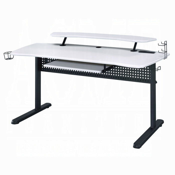 Vildre Gaming Desk With USB - Inland Furniture (San Bernardino, CA)