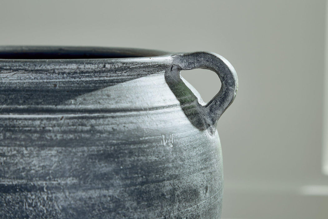 Meadie Vase - Inland Furniture (San Bernardino, CA)