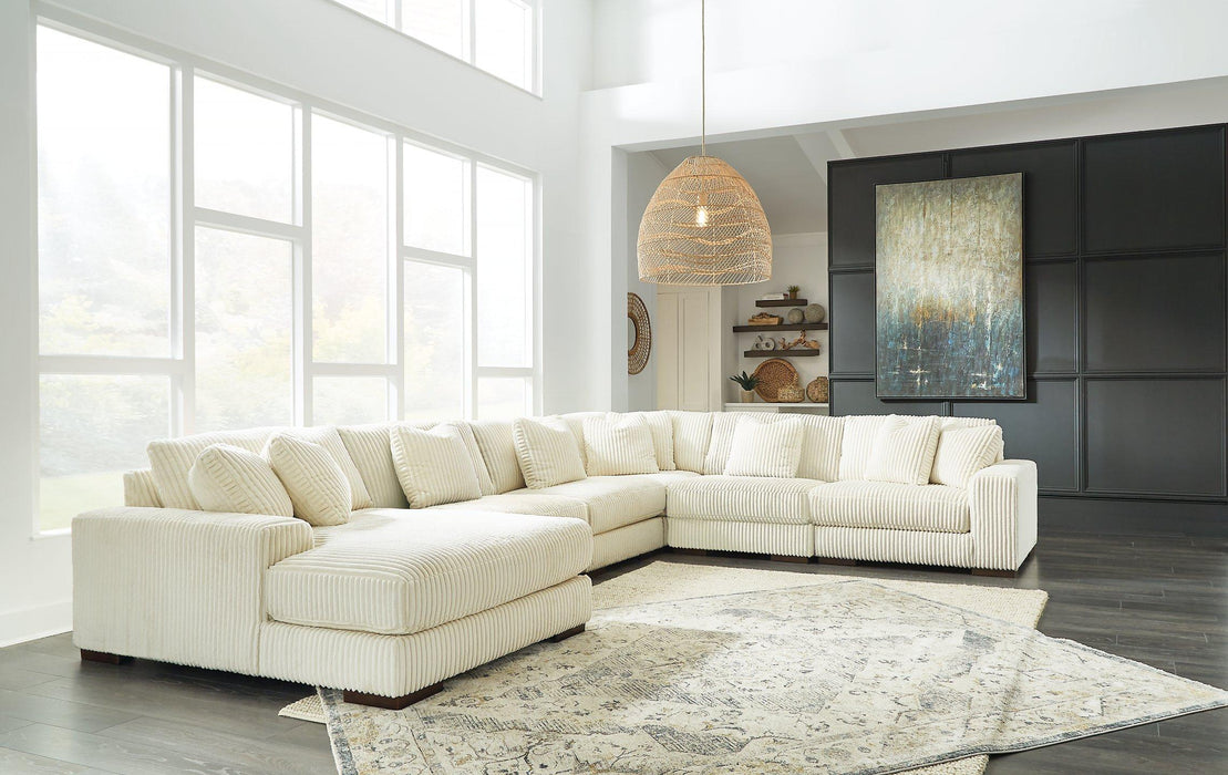 Lindyn Sectional with Chaise - Inland Furniture (San Bernardino, CA)